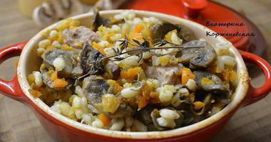 Рецепт Перловой каши с мясом и грибами в горшочке