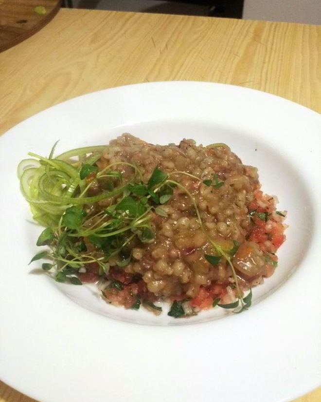 Рецепт перловой каши с тушеной говядиной и конкассе из томатов