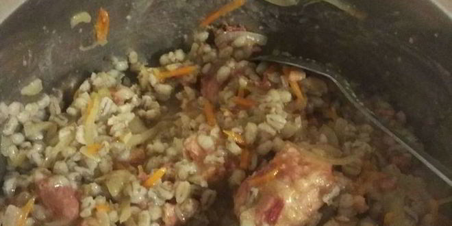 Рецепт перловой каши с тушеной говядиной и конкассе из томатов