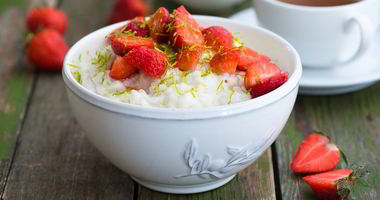 Рецепт Рисовой каши с клубникой и кокосовым молоком