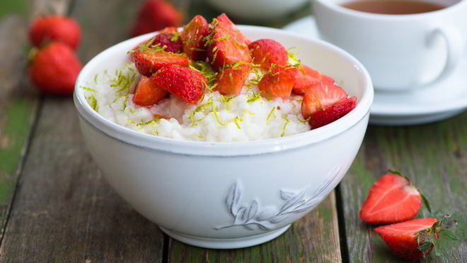 Рецепт рисовой каши с клубникой и кокосовым молоком