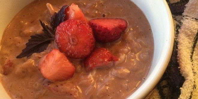Рецепт рисовой каши с клубникой и шоколадом