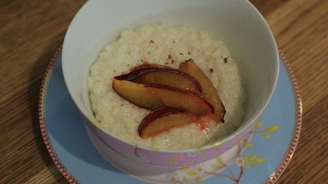 Рецепт рисовой каши со сливами и мускатным орехом