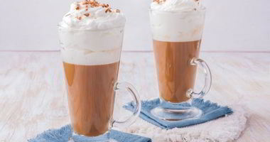 Рецепт Карамельного чая с молоком и взбитыми сливками