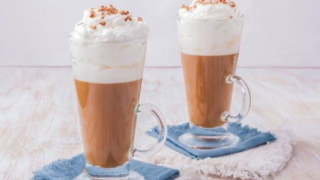 Рецепт карамельного чая с молоком и взбитыми сливками