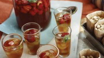 Рецепт Летнего холодного чая с клубникой