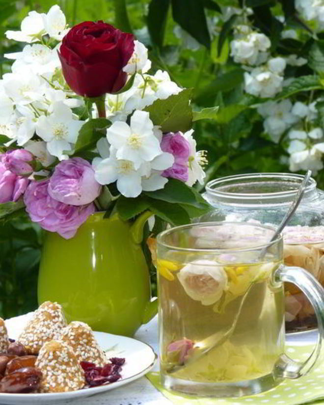Рецепт летнего цветочного чая для подруг