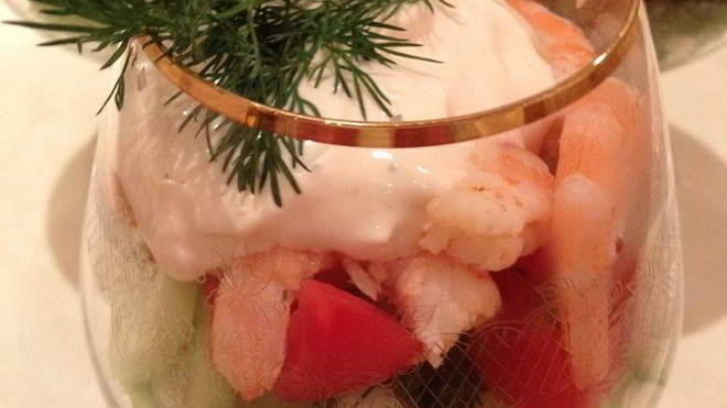 Рецепт коктейля из креветок, овощей и сыра с голубой плесенью