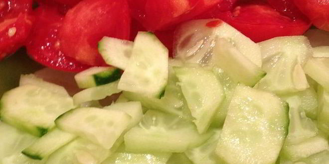 Рецепт коктейля из креветок, овощей и сыра с голубой плесенью