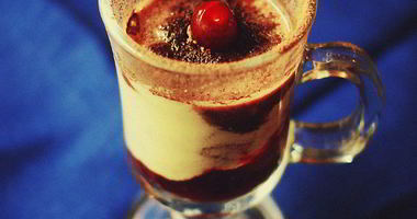 Рецепт Эггнога с бренди и свежей вишней