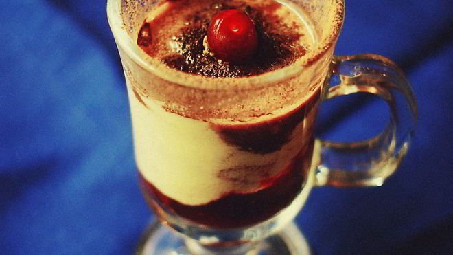 Рецепт эггнога с бренди и свежея вишнея