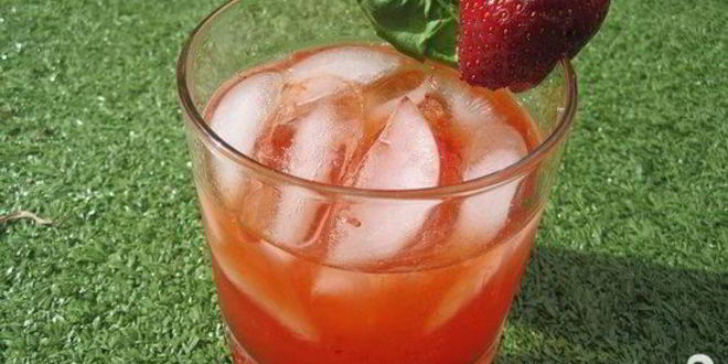 Рецепт Клубничного коктейля с базиликом