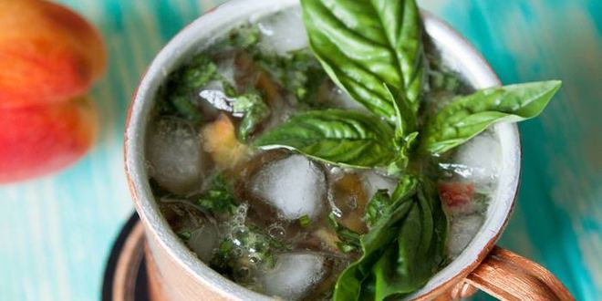 Рецепт Коктейля Московского мул с персиком и базиликом