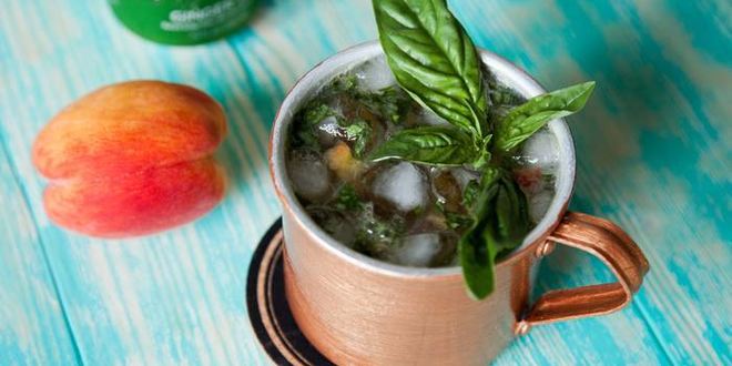 Рецепт коктейля московского мул с персиком и базиликом