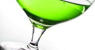 Рецепт Новогоднего крюшона с джином, шартрезом и еловой хвоей