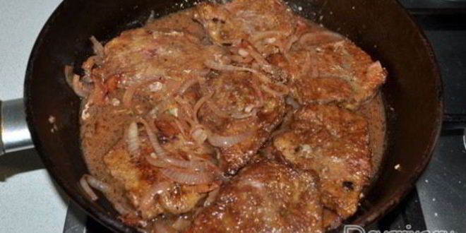 Рецепт говяжьей печени с вином и луком