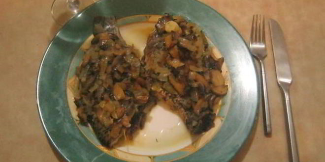 Рецепт рыбы в сливочном масле с вином и чесноком