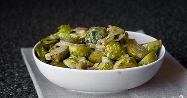 Рецепт Тушеной брюссельской капусты с вином и луком