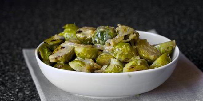 Рецепт Тушеной брюссельской капусты с вином и луком