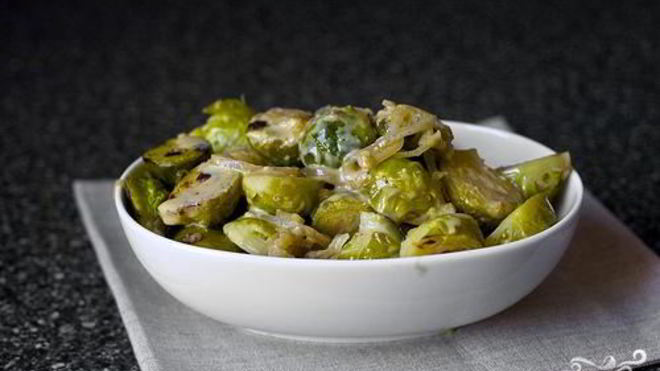 Рецепт тушеной брюссельской капусты с вином и луком
