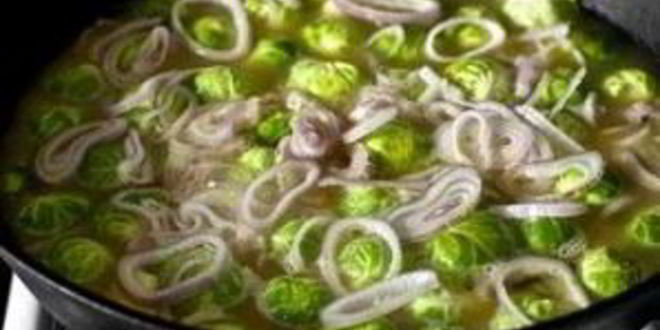 Рецепт тушеной брюссельской капусты с вином и луком