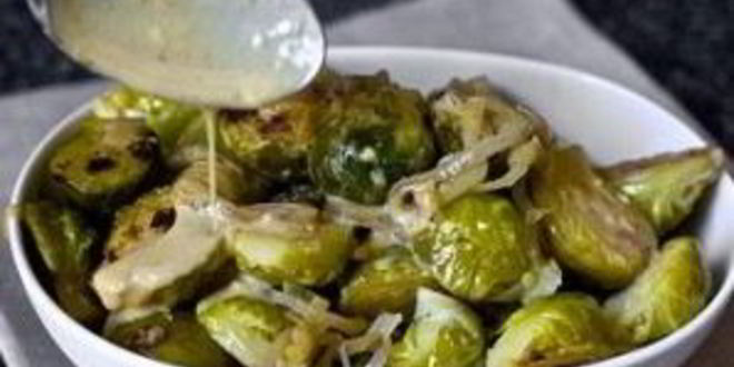 Рецепт тушеной брюссельской капусты с вином и луком