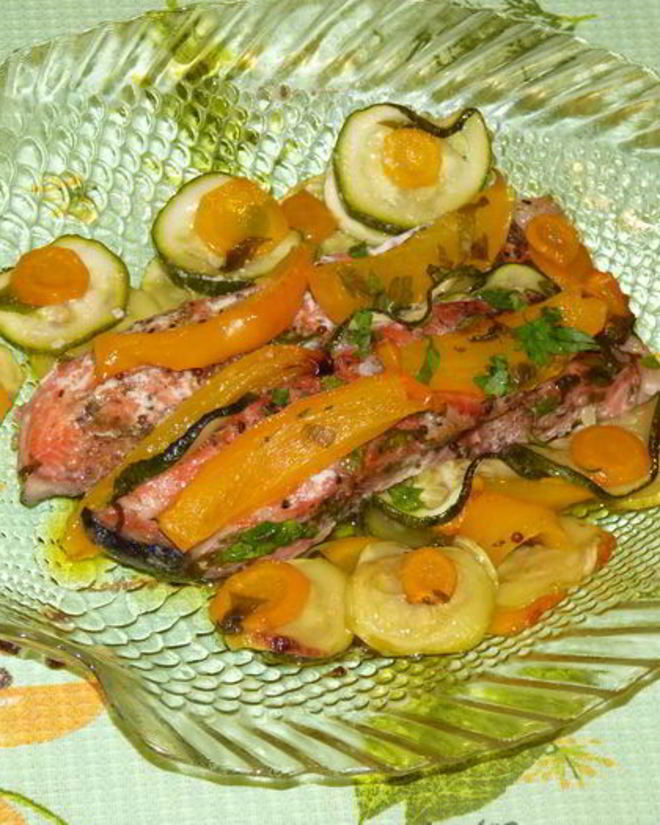 Рецепт запеченной в кармашках форель с вином и овощами