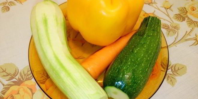 Рецепт запеченной в кармашках форель с вином и овощами