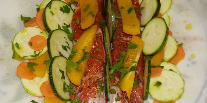 Рецепт запеченной в кармашках форель с вином и овощами