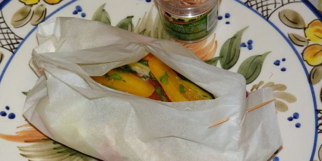 Рецепт запеченной в кармашках форель с вином и овощами
