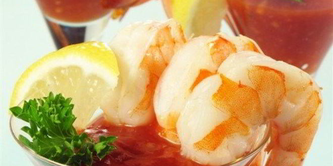 Рецепт Креветочного коктейля с водкой, сельдереем, табаско и кетчупом