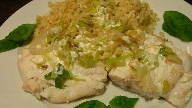 Рецепт рыбы с луком-пореем и сливочным соусом с водкой