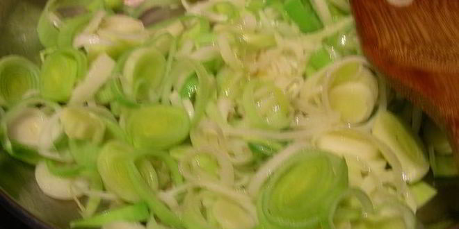 Рецепт рыбы с луком-пореем и сливочным соусом с водкой