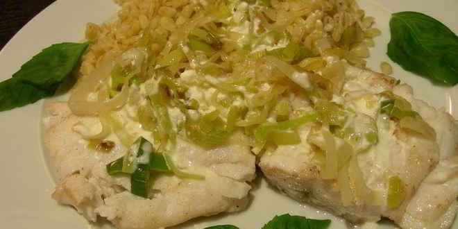 Рецепт рыбы с луком-пореем и сливочным соусом с водкой