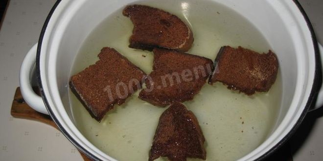 Рецепт домашнего простого окрошечного кваса с изюмом