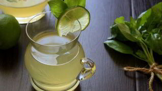 Рецепт Лаймонада с душистым перцем и базиликом Прохладительные напитки