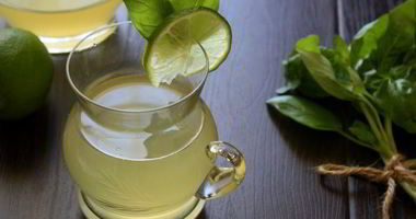 Рецепт Лаймонада с душистым перцем и базиликом Прохладительные напитки