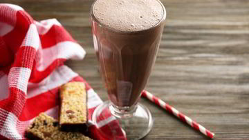 Рецепт Бодрящего шоколадного коктейля с молоком и газировкой