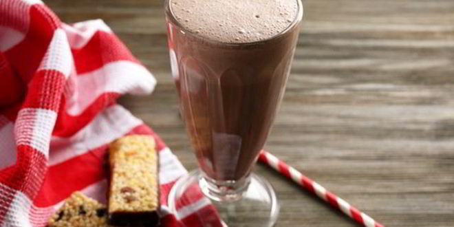 Рецепт Бодрящего шоколадного коктейля с молоком и газировкой