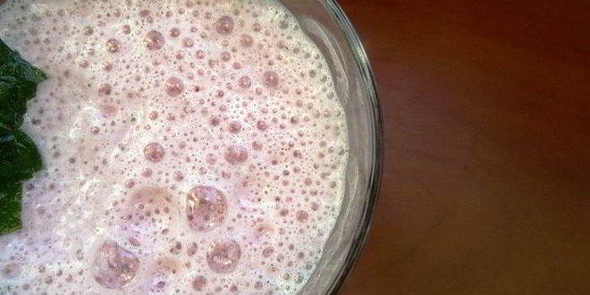 Рецепт Клубничного молочного коктейля с мятой — милкшейка