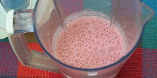 Рецепт молочного клубнично-банановый коктейль