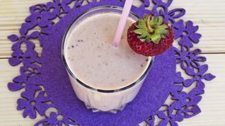 Рецепт Молочного коктейля с апельсином, киви и клубникой