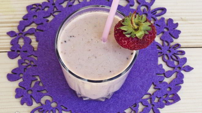 Рецепт молочного коктейля с апельсином, киви и клубникой