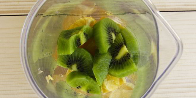 Рецепт молочного коктейля с апельсином, киви и клубникой