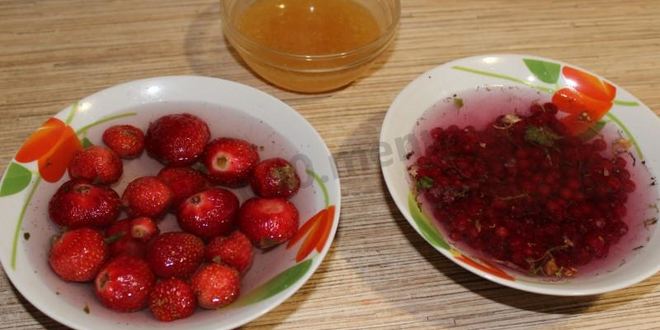 Рецепт морса из замороженных ягод клубники и красной смородины