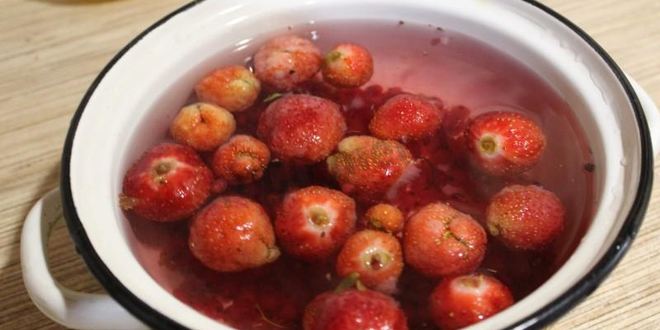 Рецепт морса из замороженных ягод клубники и красной смородины