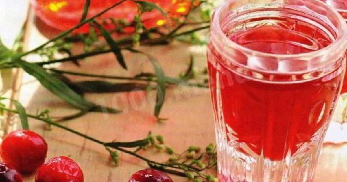 Клюковка настойка. Клюковка настойка. Самогон на бруснике. Брусничная настойка домашняя. Брусничный настой.