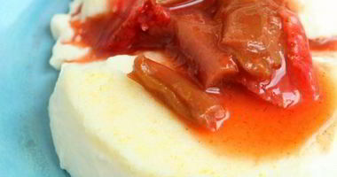 Рецепт Панны Котта с клубникой и сиропом из ревеня