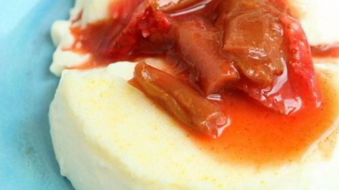 Рецепт панны котта с клубникой и сиропом из ревеня