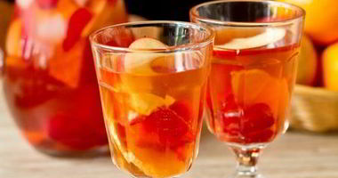 Рецепт Розовой сангрии с клубникой и ванилью